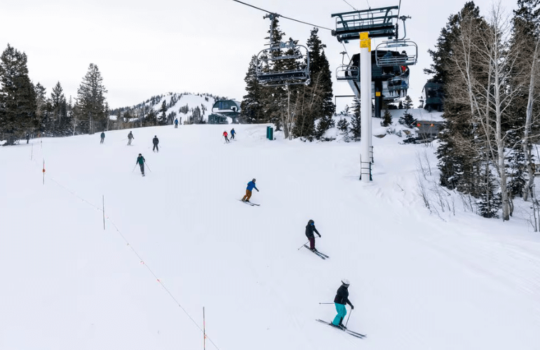 Does Deer Valley allow snowboarders